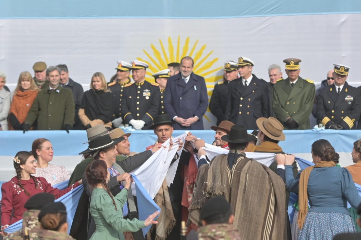 Se llevó adelante el desfile por el 9 de Julio en Bahía Blanca – URBANA ...