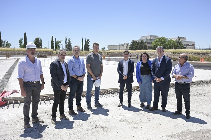 Kicillof visitó Bahía Blanca para supervisar obras hídricas y entregar viviendas