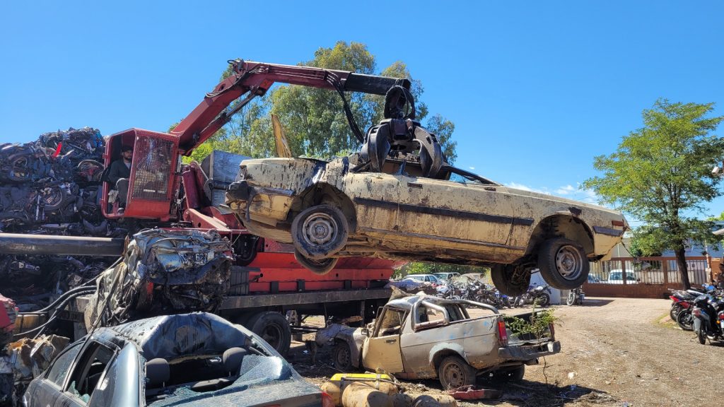 El Municipio avanzó con la compactación de vehículos abandonados