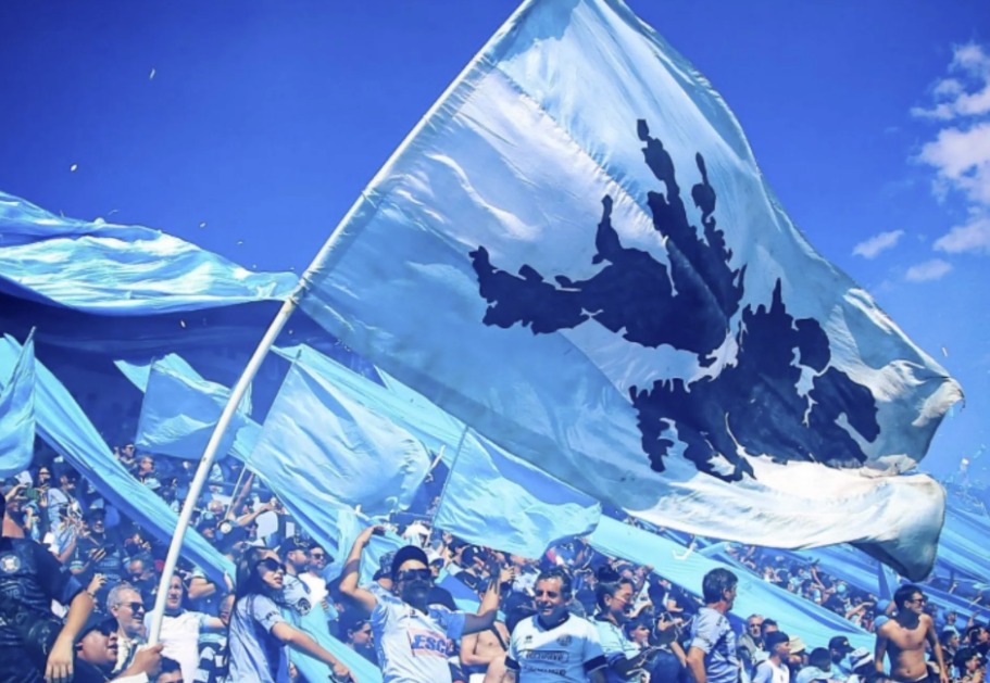 Héctor Bollo: «Las banderas cuentan nuestra historia, no me gusta que no puedan entrar a la cancha»